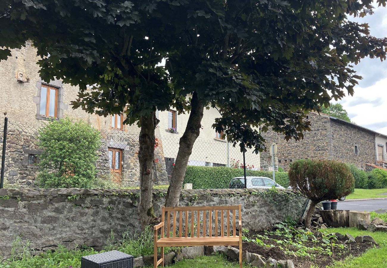 Maison à Chanat-la-Mouteyre - Chanat- Maison pour se ressourcer proche Vulcania