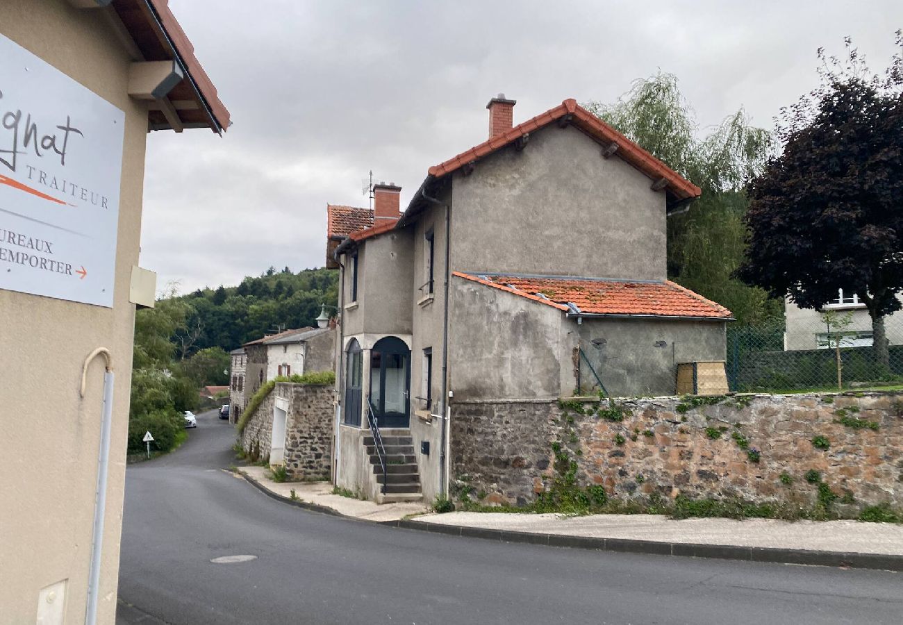 Maison à Chanat-la-Mouteyre - Chanat- Maison pour se ressourcer proche Vulcania