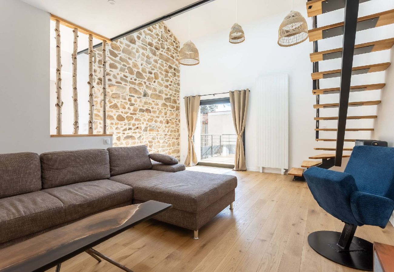 Maison à Saint-Genès-Champanelle - Hugo -Gite chic avec terrasse au cœur de la nature