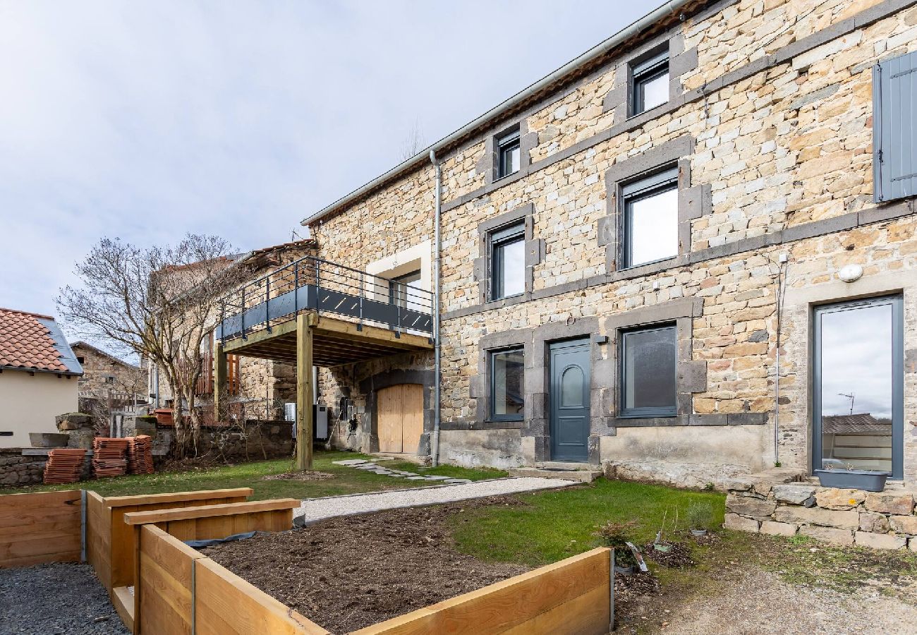 Maison à Saint-Genès-Champanelle - Hugo -Gite chic avec terrasse au cœur de la nature