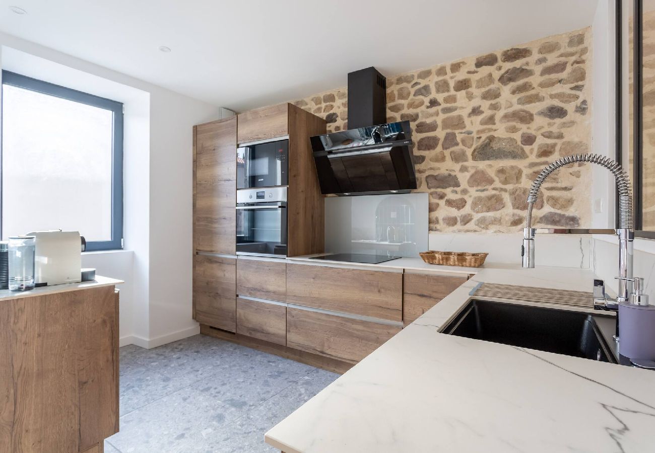 Maison à Saint-Genès-Champanelle - Hugo -Gite chic avec terrasse au cœur de la nature