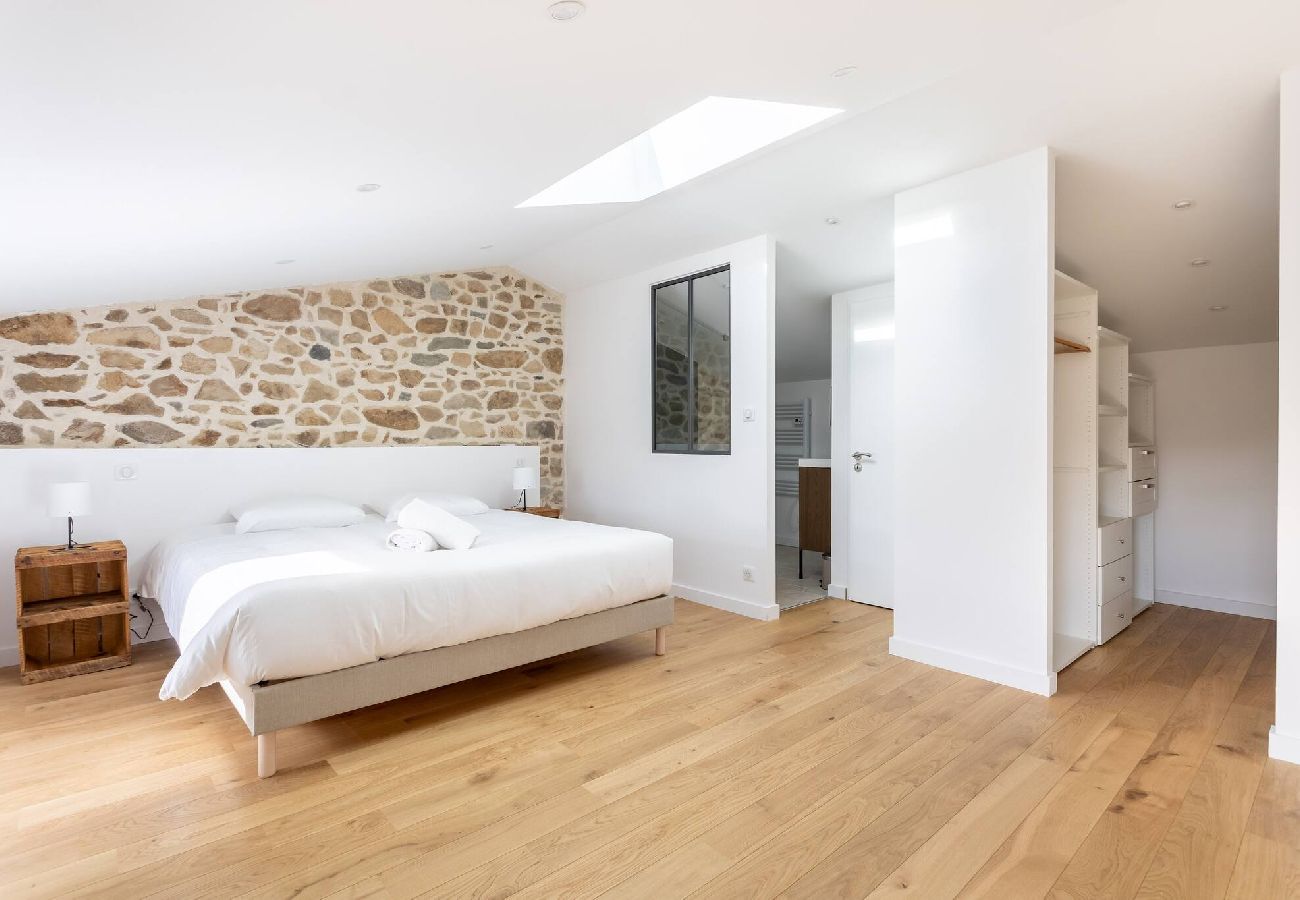 Maison à Saint-Genès-Champanelle - Hugo -Gite chic avec terrasse au cœur de la nature