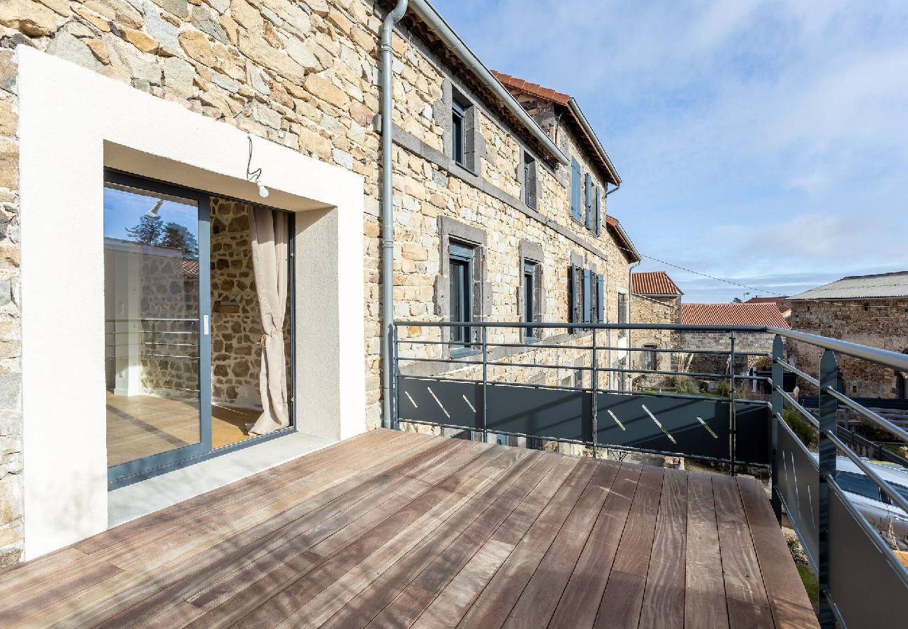 Maison à Saint-Genès-Champanelle - Hugo -Gite chic avec terrasse au cœur de la nature
