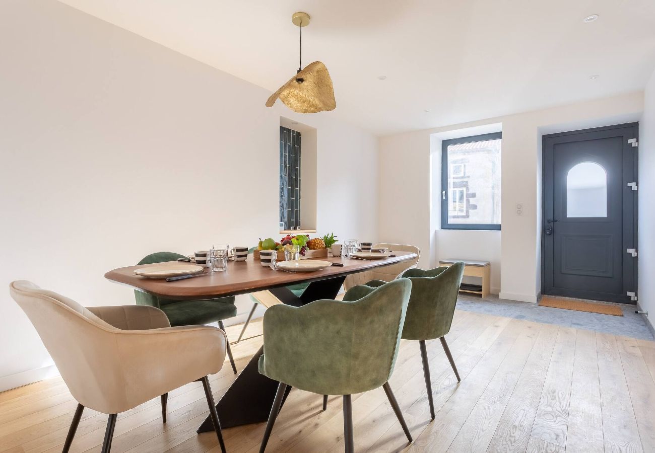 Maison à Saint-Genès-Champanelle - Hugo -Gite chic avec terrasse au cœur de la nature
