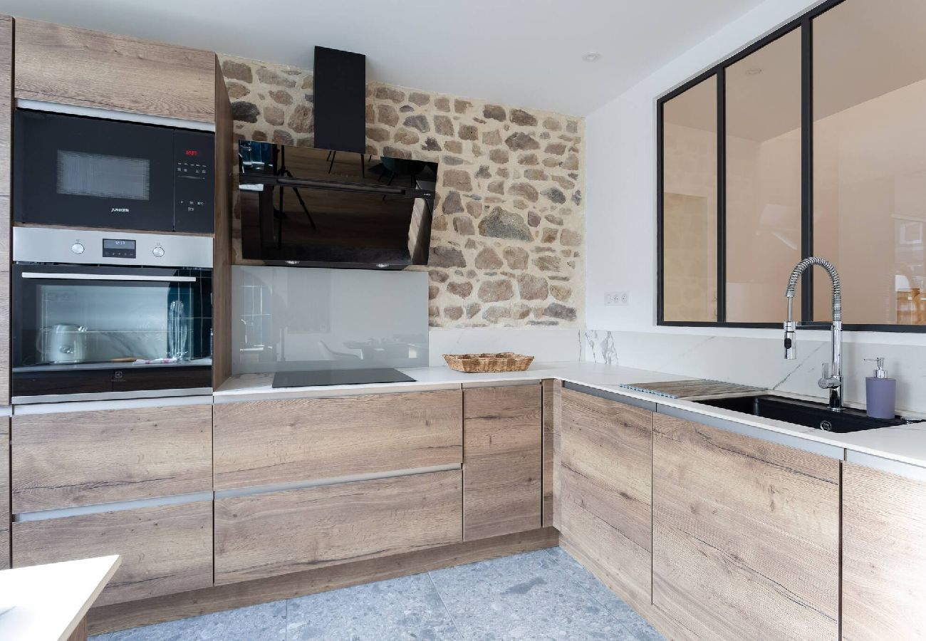 Maison à Saint-Genès-Champanelle - Hugo -Gite chic avec terrasse au cœur de la nature