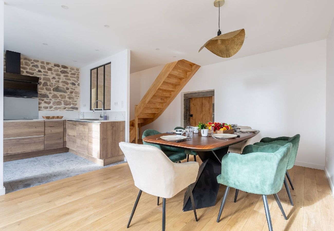 Maison à Saint-Genès-Champanelle - Hugo -Gite chic avec terrasse au cœur de la nature