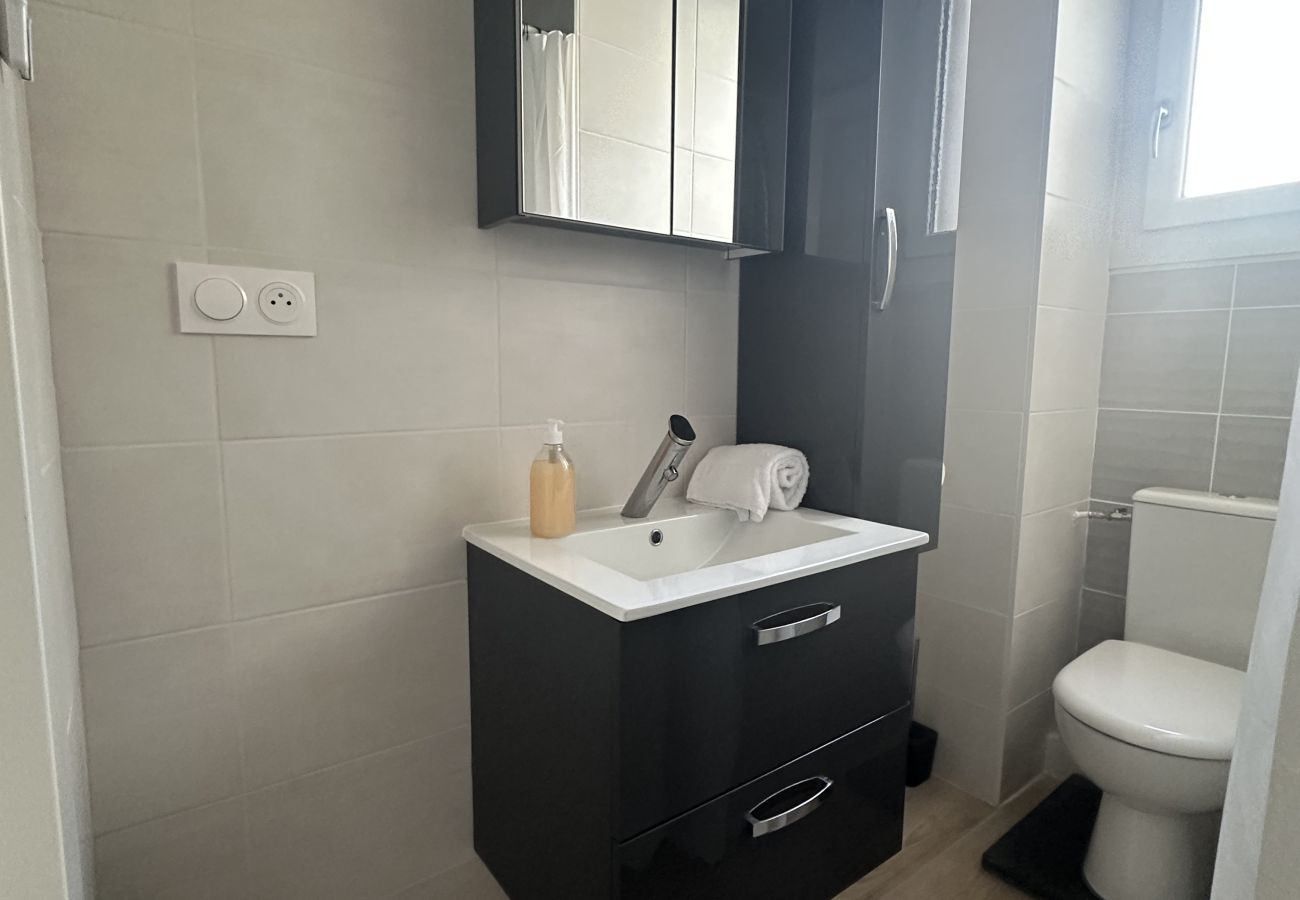 Appartement à Clermont-Ferrand - Curie - Appart neuf Clim & Parking avec extérieur