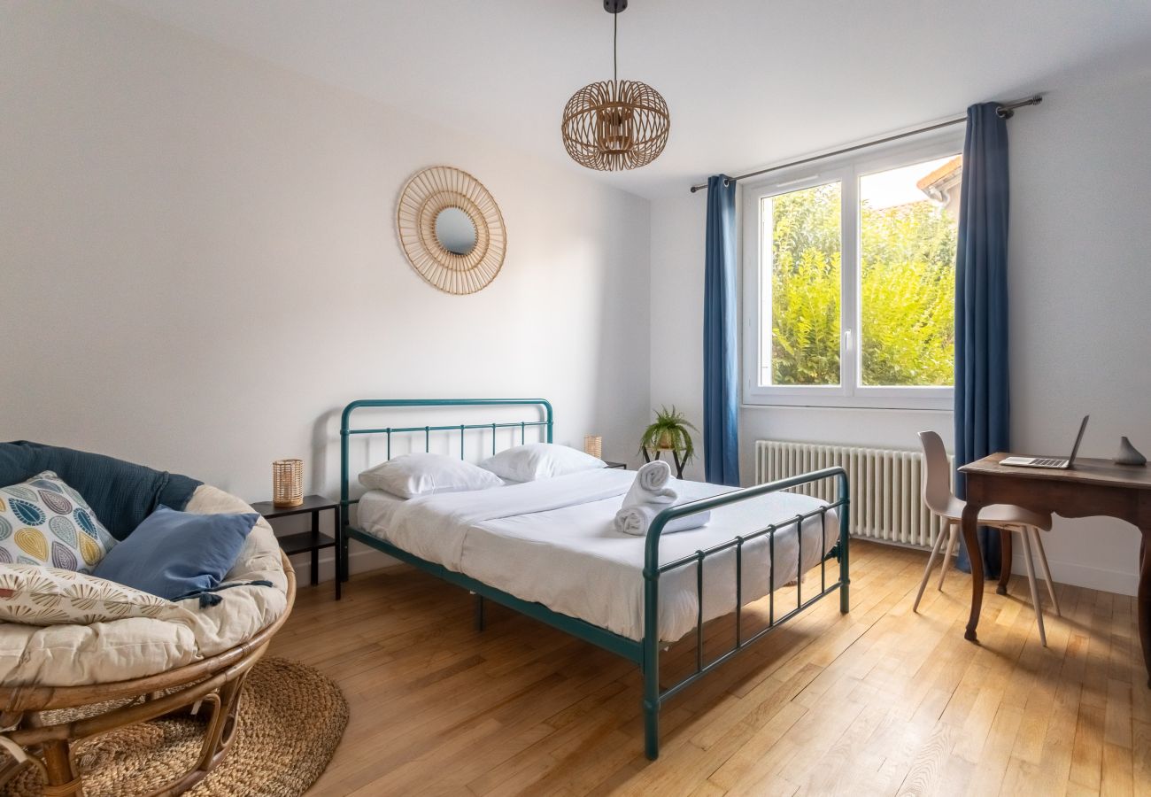 Appartement à Clermont-Ferrand - Bruyant rdc calme Clermont • 3 pers • Proche tram