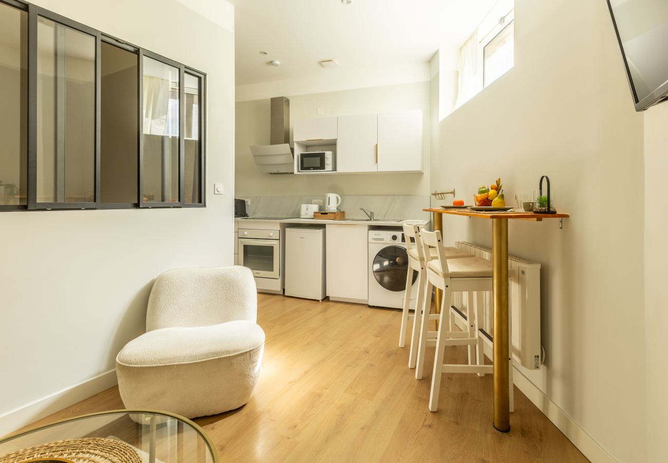 salon lumineux avec cuisine équipée appartement Riom location