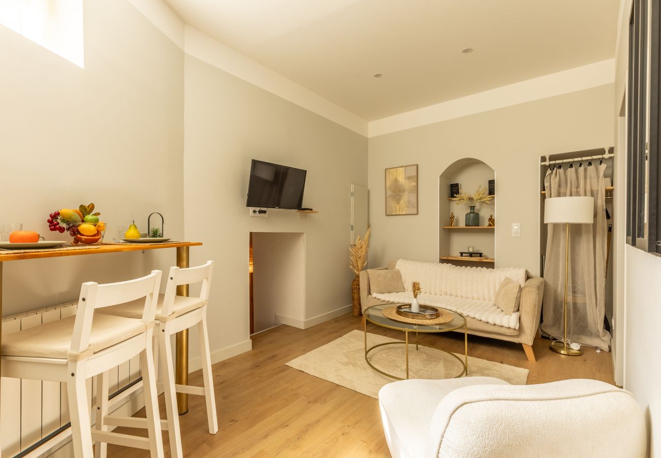 espace de vie avec coin repas et salon appartement Riom proche Clermont-Ferrand