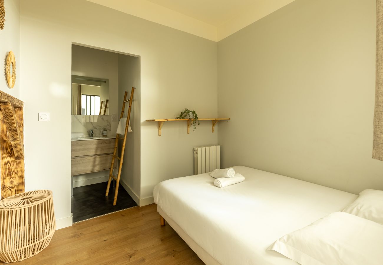 chambre confortable avec salle de bain attenante appartement Riom proche Clermont-Ferrand