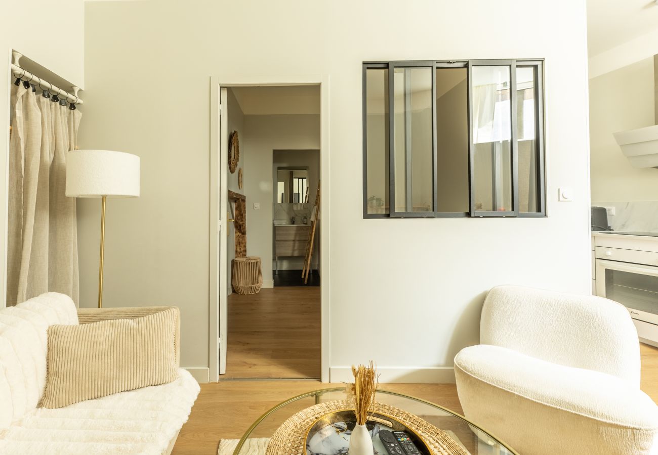 pièce de vie lumineuse ouverte avec salon et cuisine appartement Riom proche Clermont-Ferrand