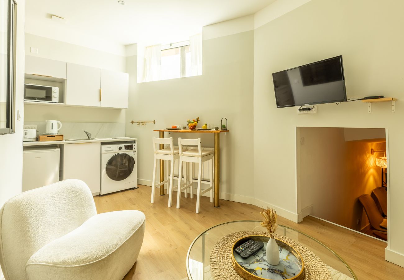 espace de vie complet avec salon cuisine et coin repas appartement Riom proche Clermont-Ferrand