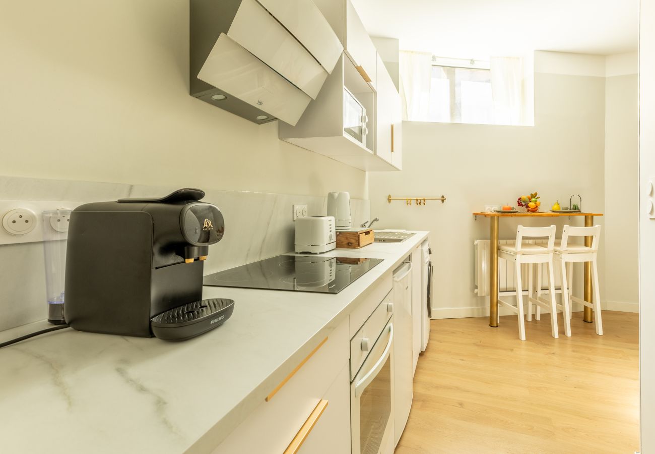 cuisine moderne équipée avec machine à café et électroménager appartement Riom proche Clermont-Ferrand