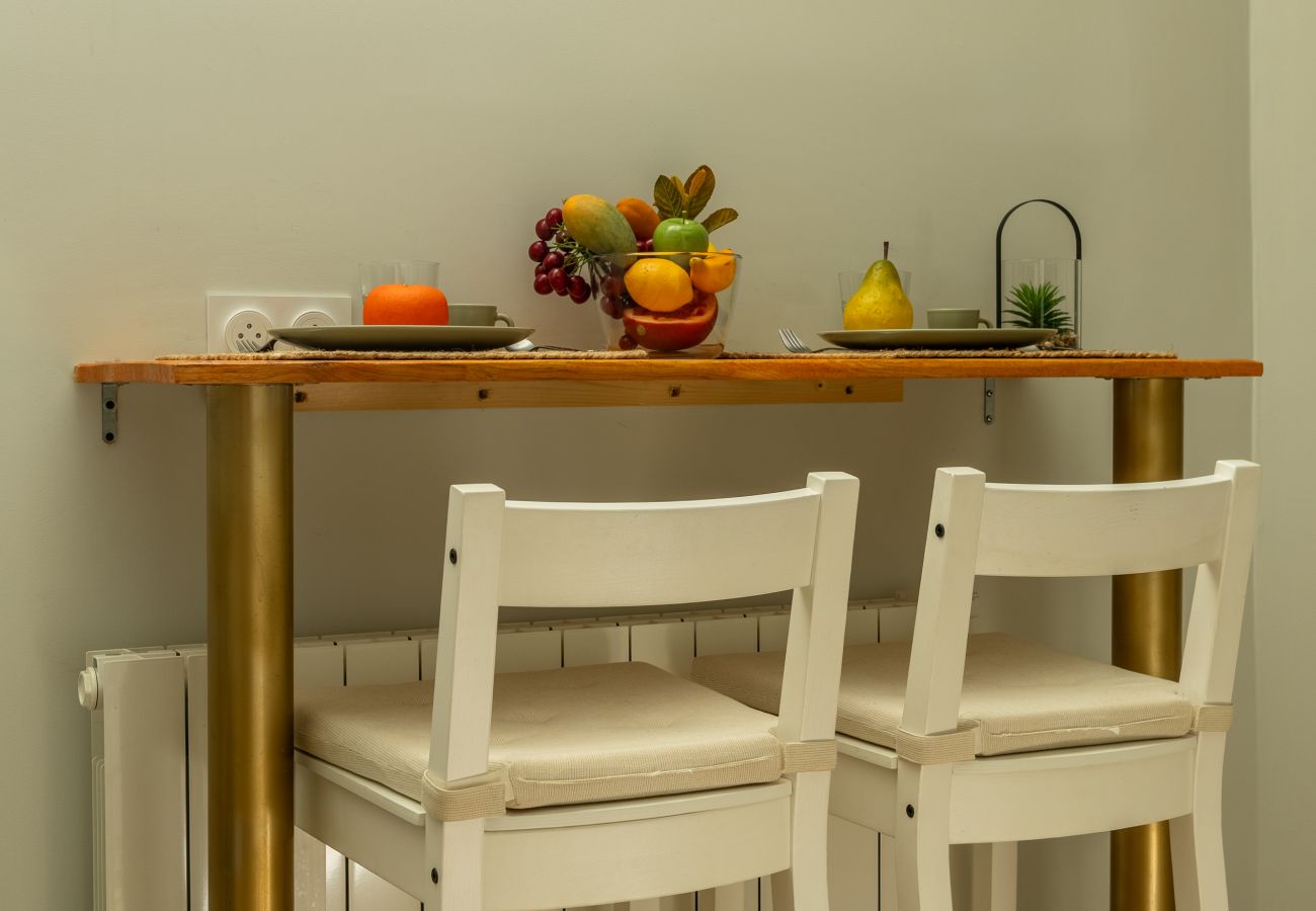 coin repas cosy pour deux avec table haute appartement Riom proche Clermont-Ferrand