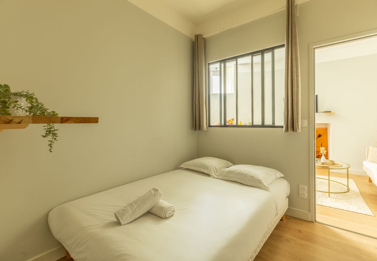 chambre lumineuse et calme avec lit double appartement Riom proche Clermont-Ferrand location 