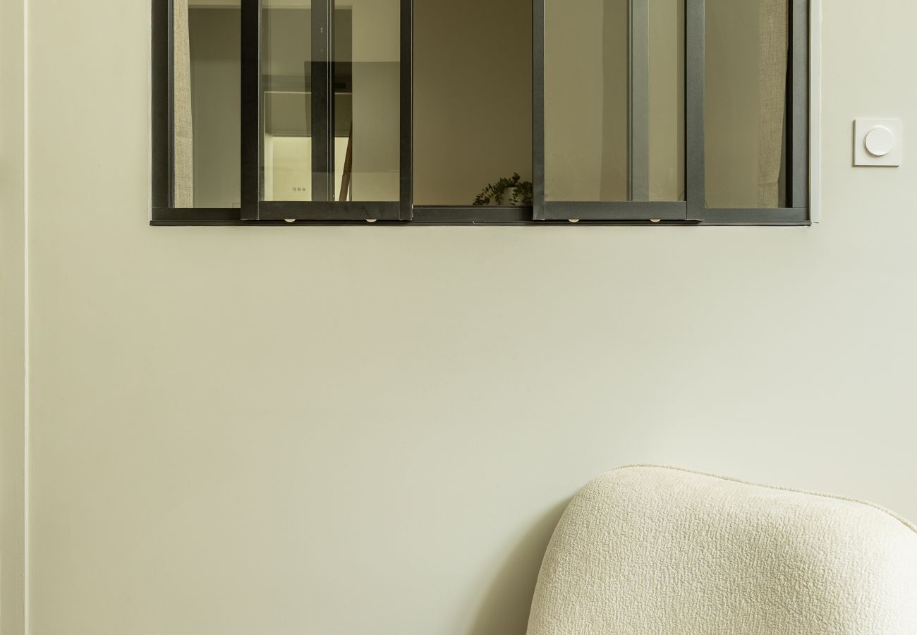 coin détente avec fauteuil cosy et lumière naturelle appartement Riom proche Clermont-Ferrand
