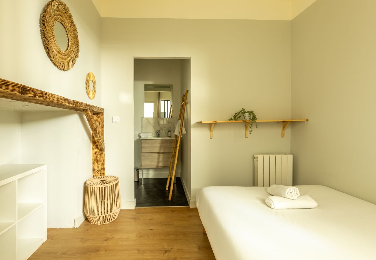 chambre avec rangements et accès salle de bain appartement Riom proche Clermont-Ferrand location courte durée