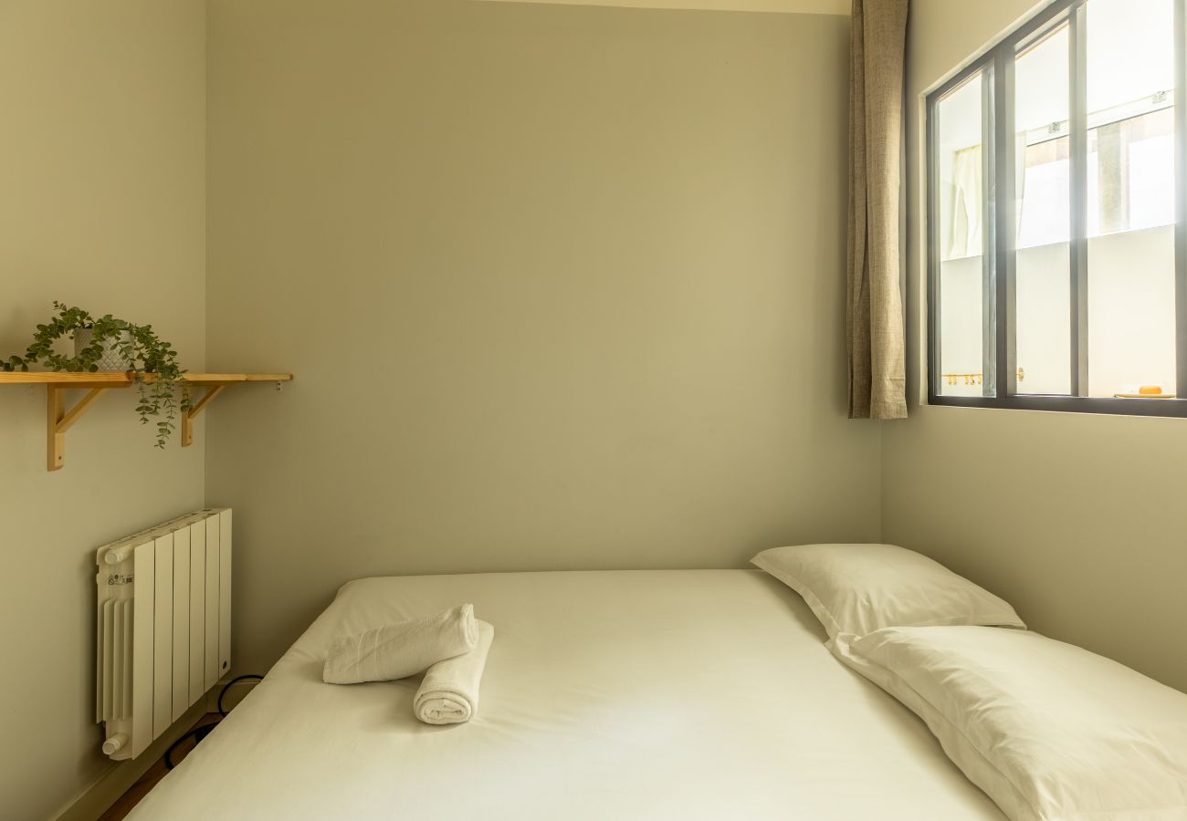 espace nuit calme avec lit double appartement Riom proche Clermont-Ferrand location courte durée