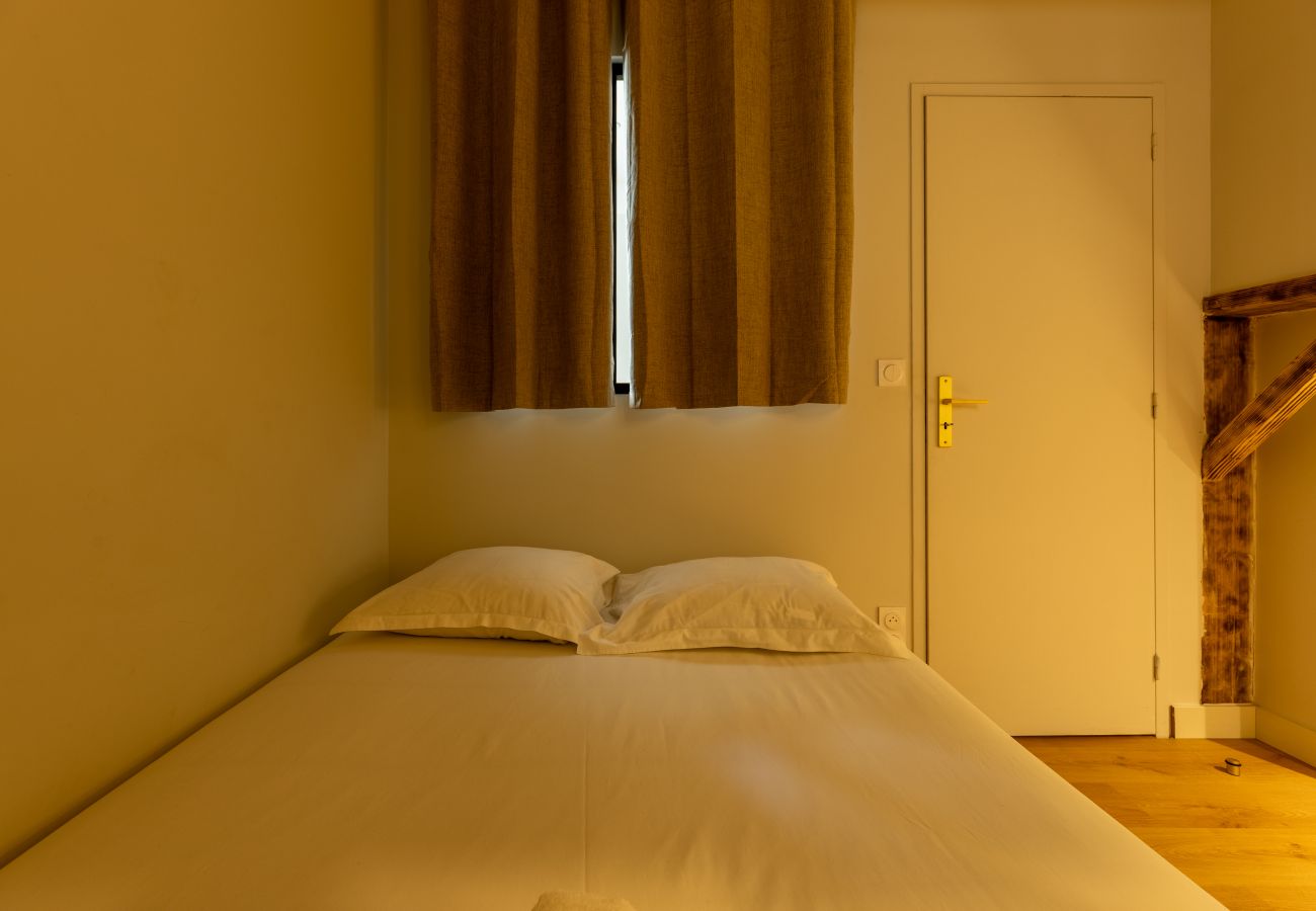 chambre cosy éclairage chaleureux lit double Riom proche Clermont-Ferrand