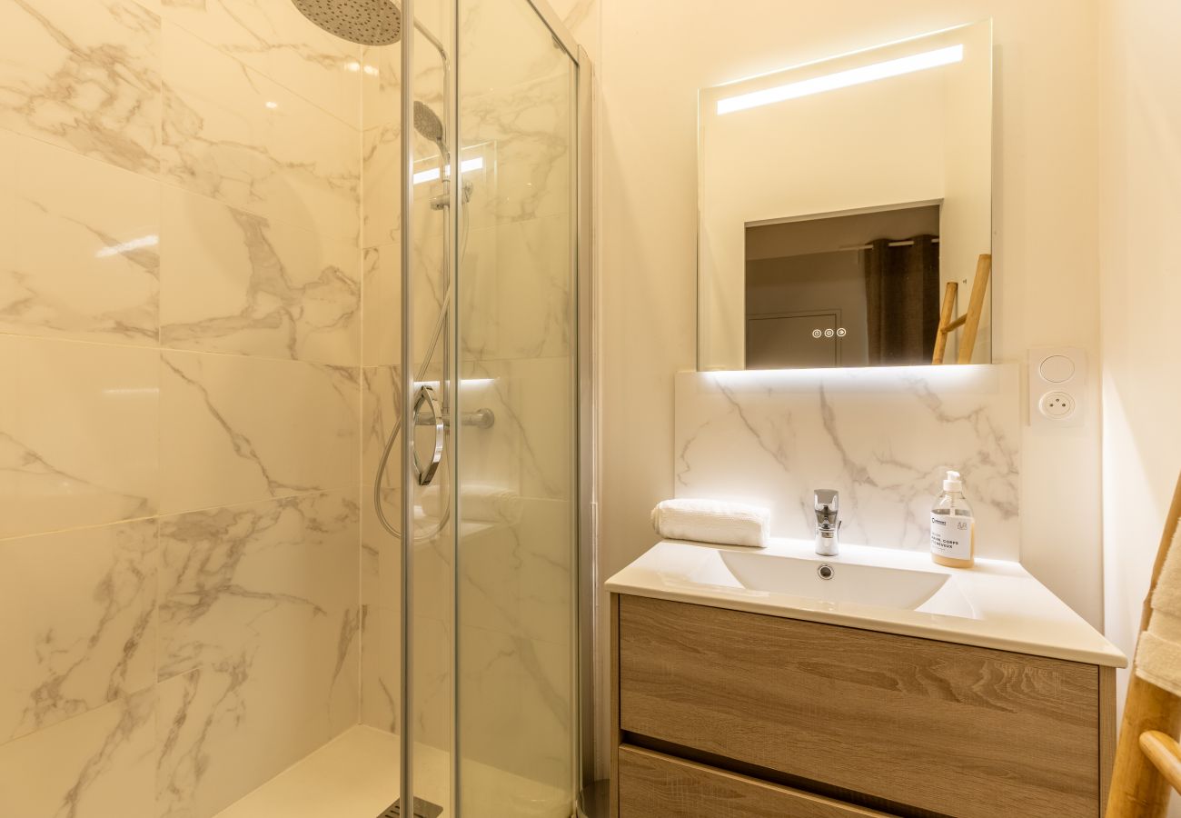 salle de bain moderne douche italienne miroir lumineux Riom proche Clermont-Ferrand