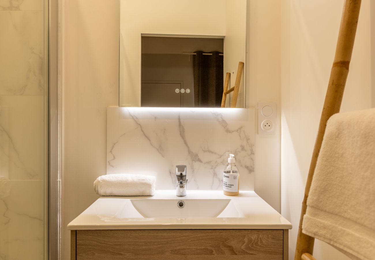 détail salle de bain moderne vasque miroir lumineux Riom proche Clermont-Ferrand