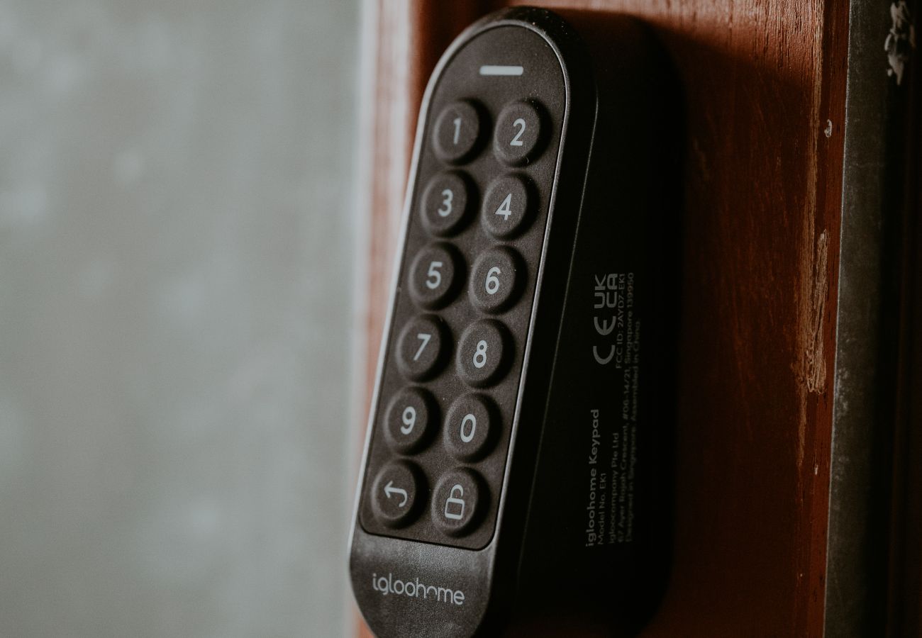 Arrivée autonome simple et sécurisée grâce à une serrure connectée avec code.